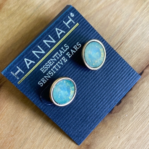 Hannah Sensitive Ears Post Earrings Green Jewel NWT Gold - Picture 2 of 6